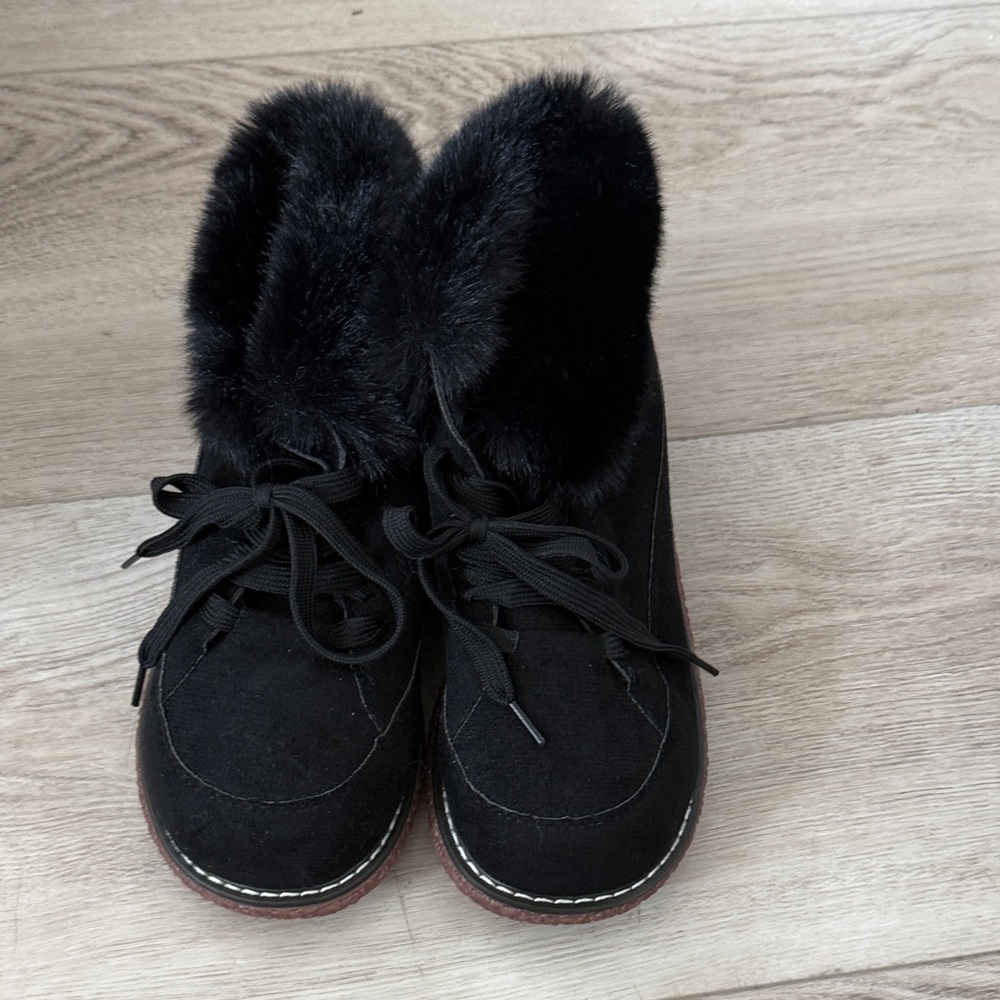 Black lightweight woman’s size 8.5 Moccasin -style booties, faux fur (#VEGAN)
